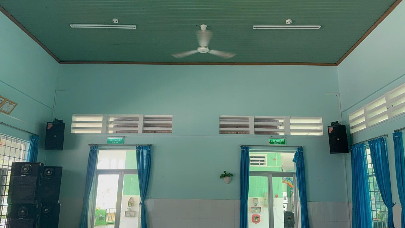 Loa bố trí mỗi loa ở mỗi góc phòng 