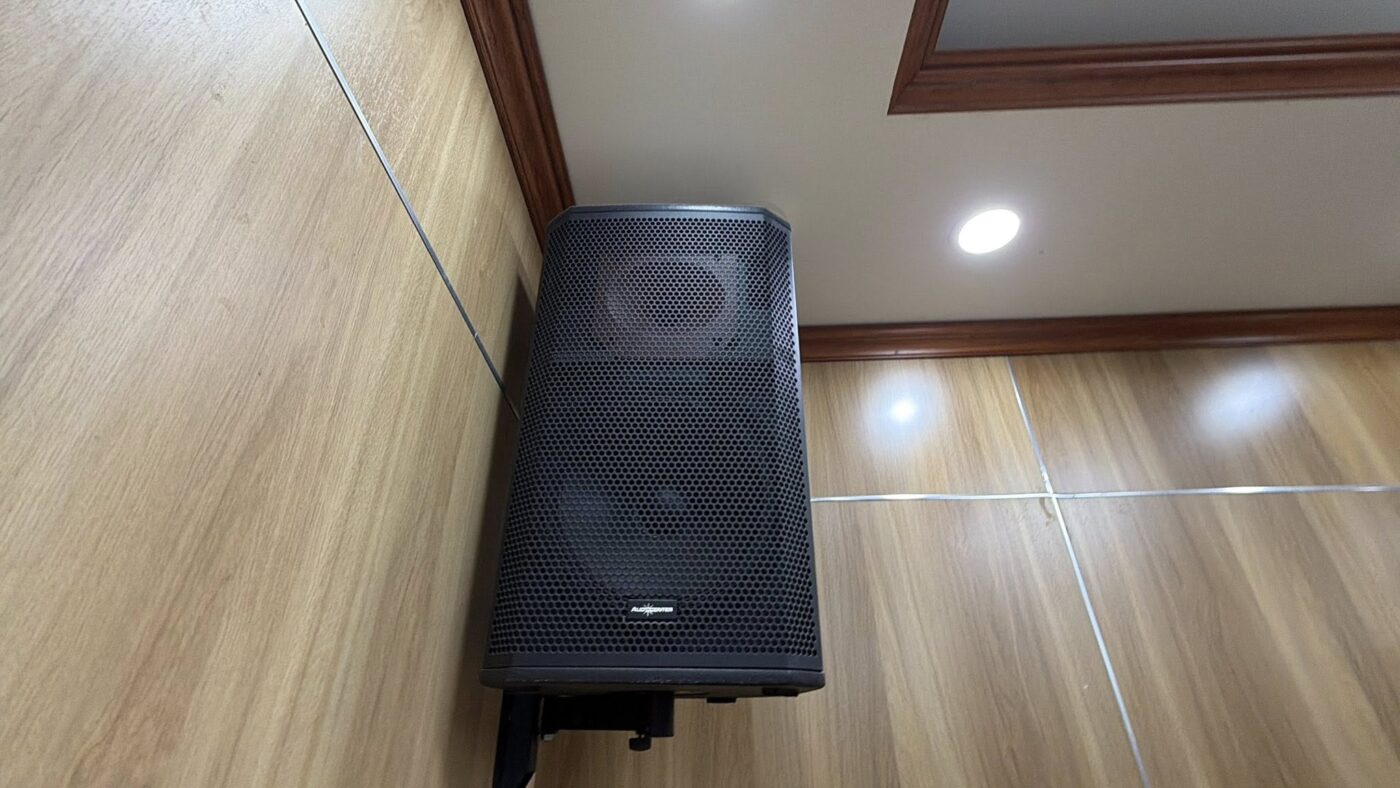Giải pháp loa treo tường ở 4 quay góc phòng phủ kín âm thanh