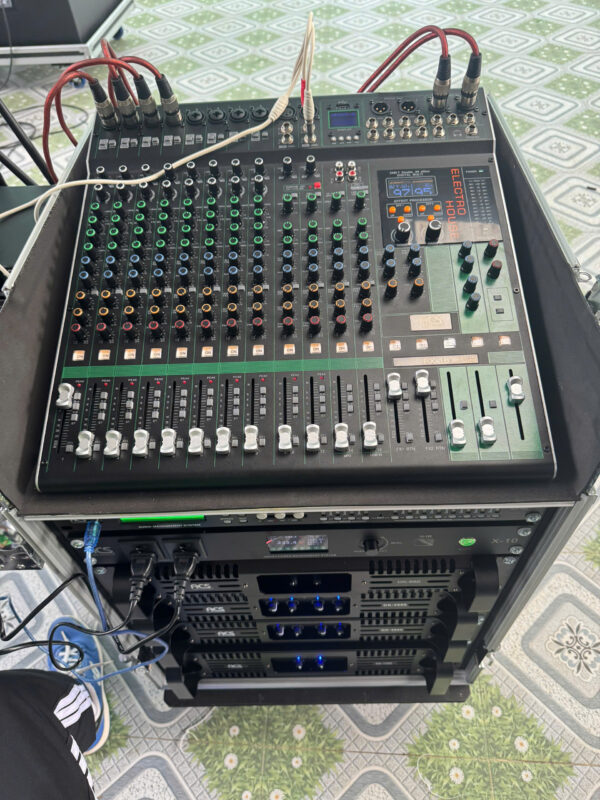 Tủ, mixer thiết bị xử lý âm thanh