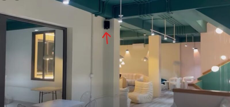 Không gian tầng 2 ngoài trời của quán