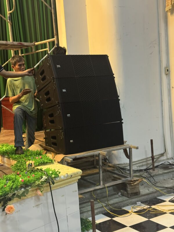 Dòng loa array chia đều 2 bên phủ kín không gian