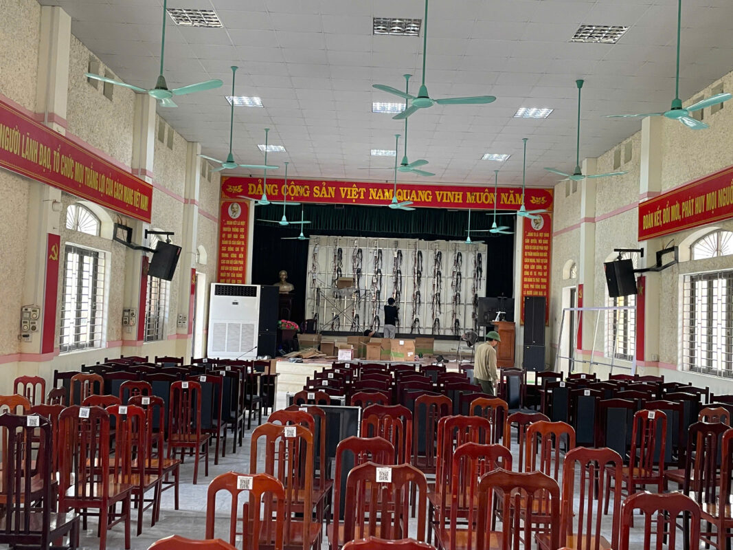 âm thanh phủ kín nhà văn hóa và sân khấu biểu diễn