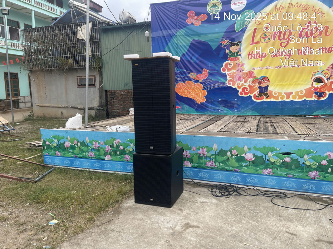 Được đặt ở 2 bên phủ kín không gian 360 độ