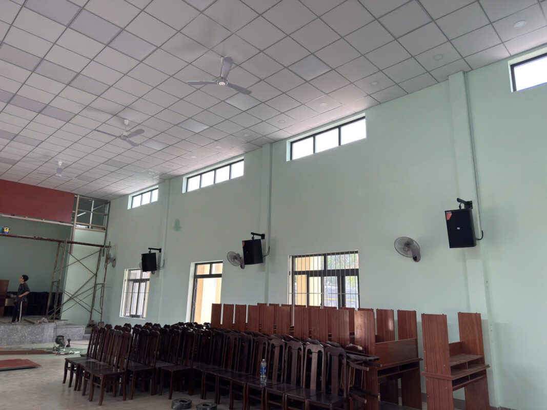 Dan loa treo tường được chia 2 bên đảm bảo âm thanh rõ nét