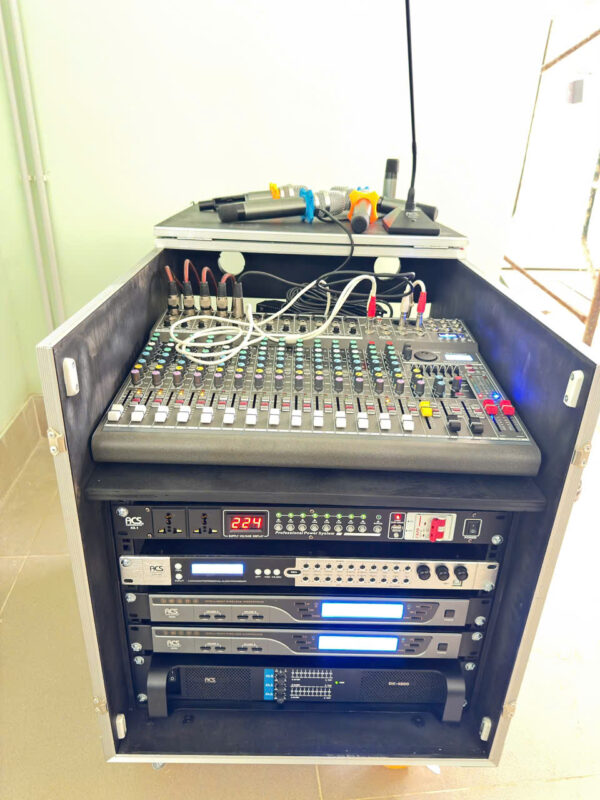 Tủ, mixer và dàn thiết bị xử lý âm thanh