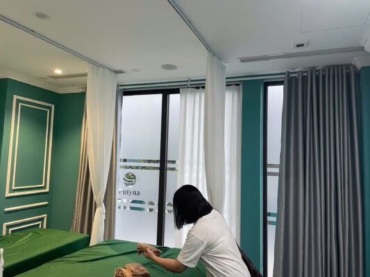 Loa âm trần được bố trí bên trong