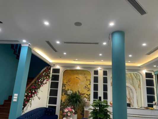 Loa âm trần được bố trí bên ngoài 