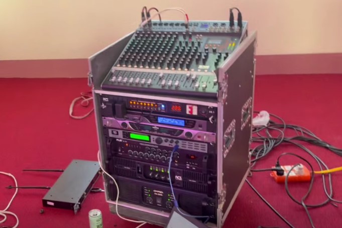 Tủ, mixer, cục đẩy và thiết bị xử lí âm thanh