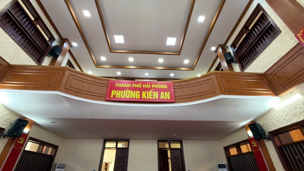Âm thanh hội trường tầng lửng để loa như nào