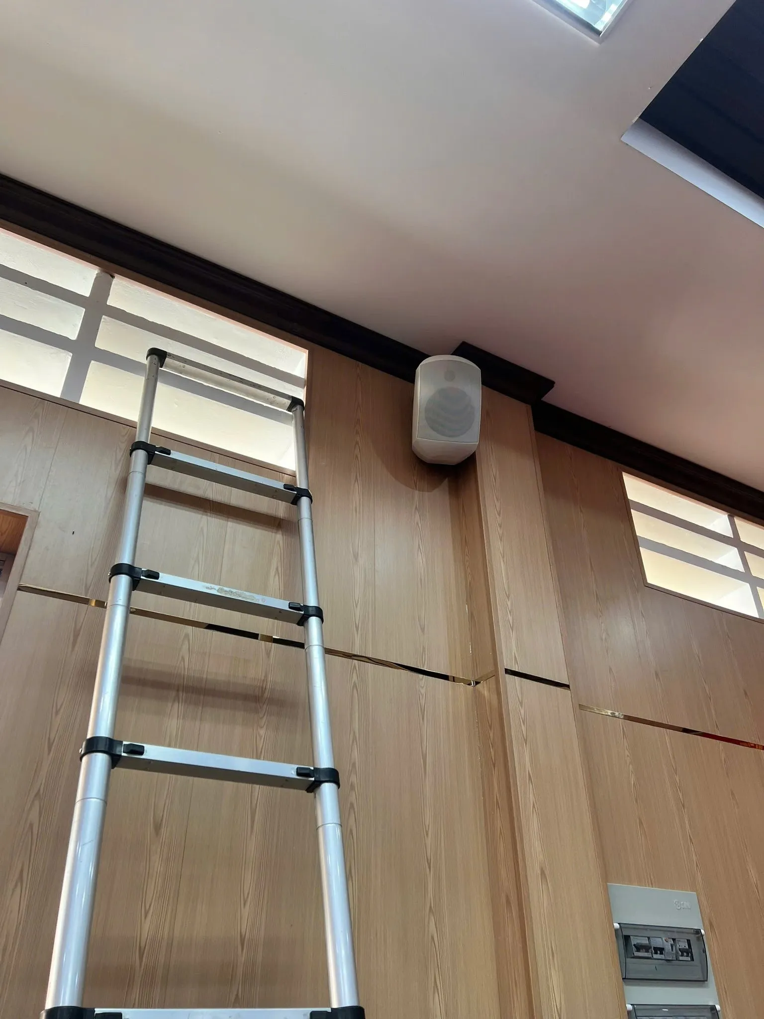 Loa treo tường được bố trí trong phòng họp xã Khánh Hưng
