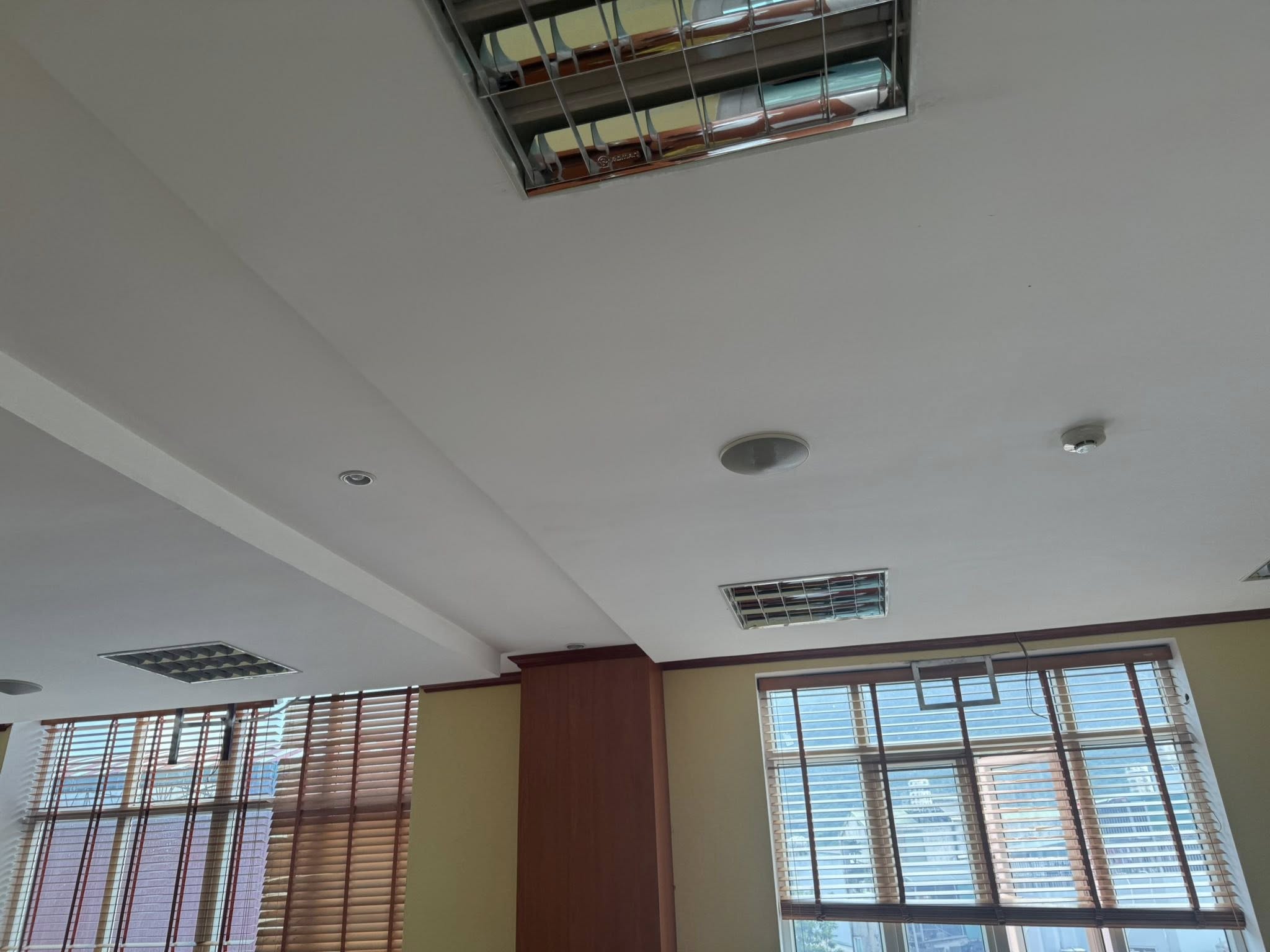 Hệ thống loa âm trần được bố trí cho phòng họp khoảng 30 người