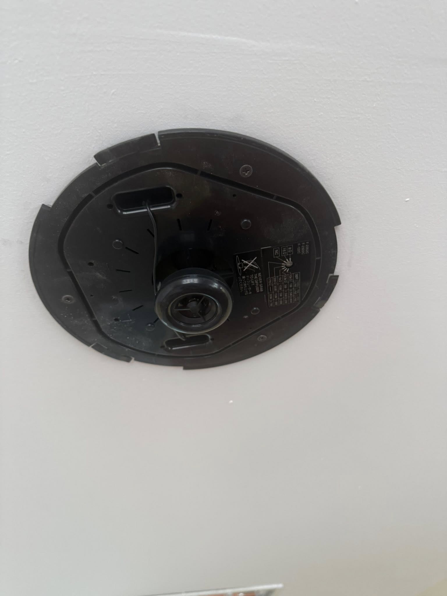 Hệ thống loa âm trần được bố trí cho phòng họp khoảng 30 người