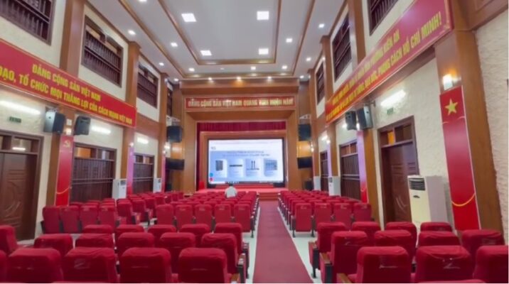 Hội trường nhiều chỗ ngồi cần được phủ âm tốt