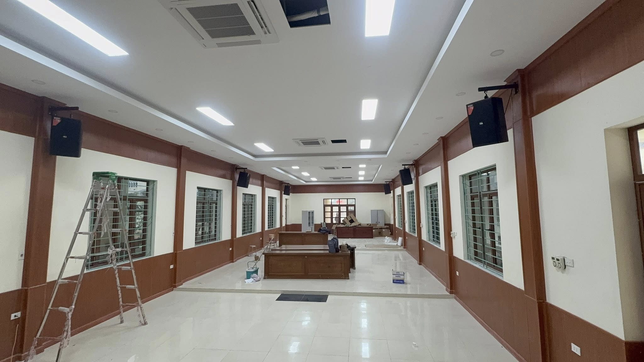Khi treo lên tường phủ âm thanh tốt