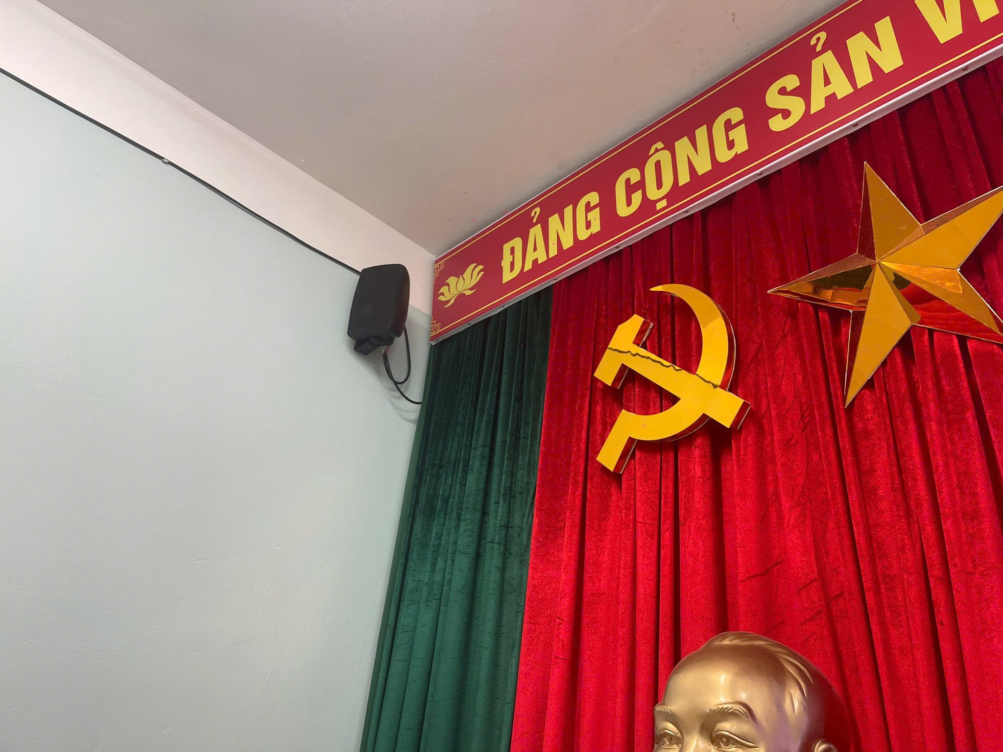 Loa treo tường được bố trí tại 4 góc và hướng về khu vực người tham dự