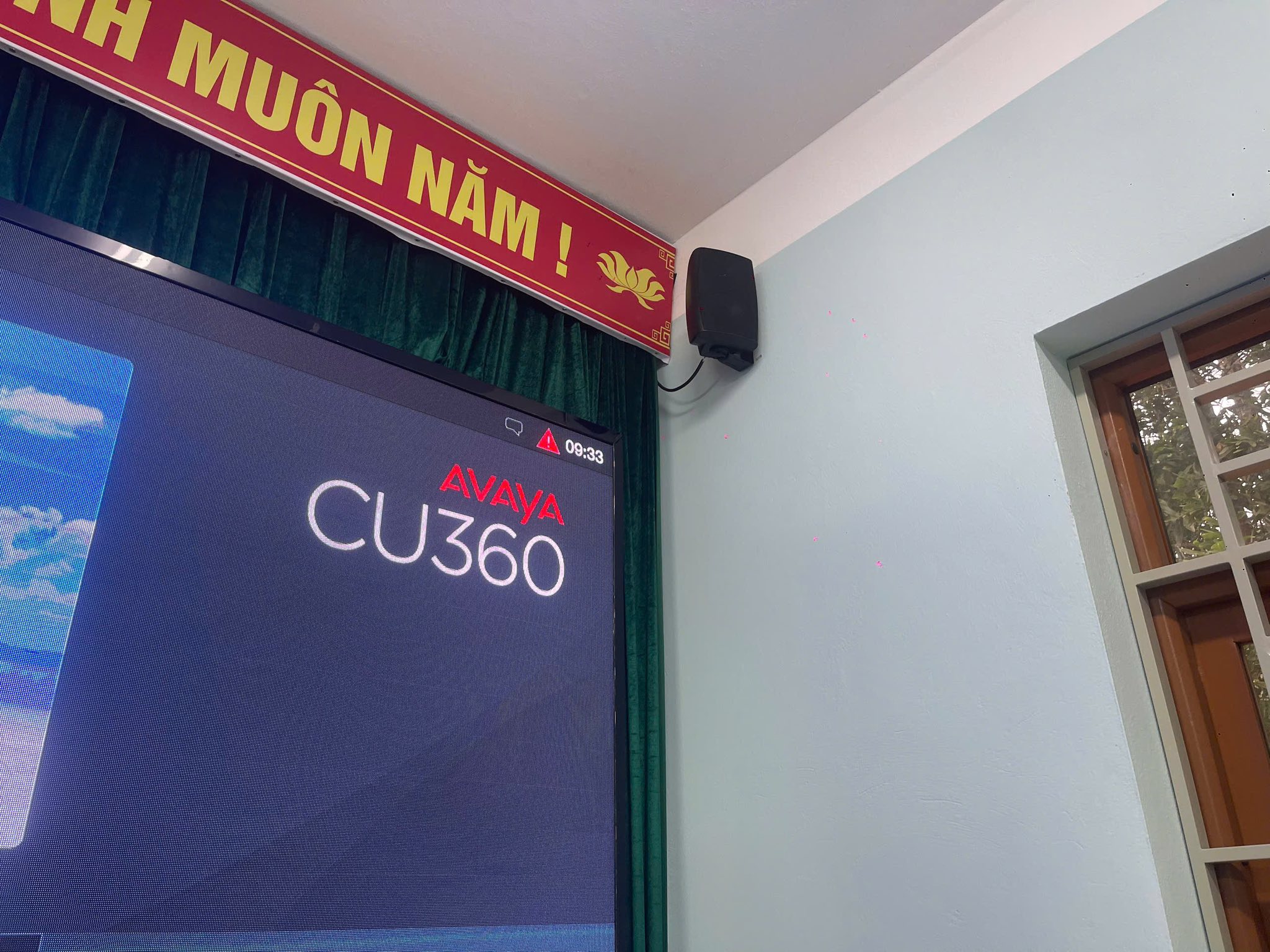 Loa treo tường được đặt cố định và chắc chắn cho phòng họp