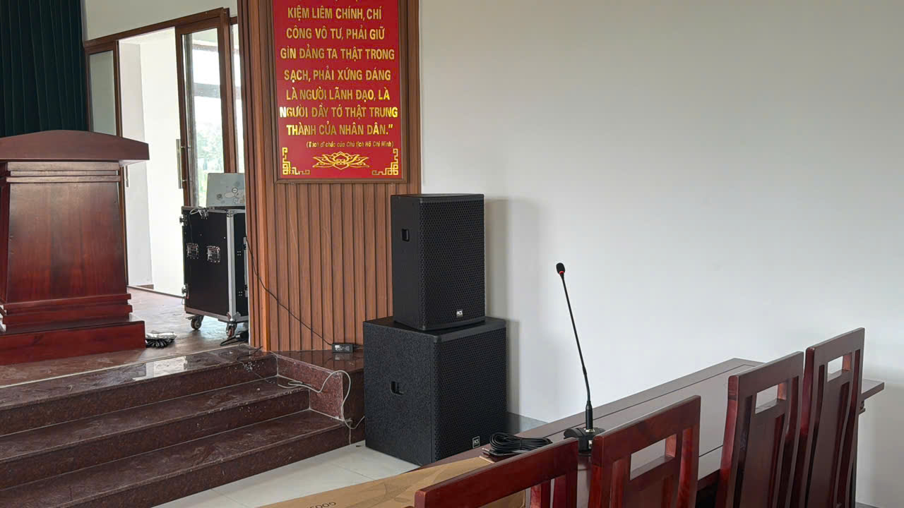 Giải pháp loa 2 loa full đặt trên loa sub ở đầu sân khấu