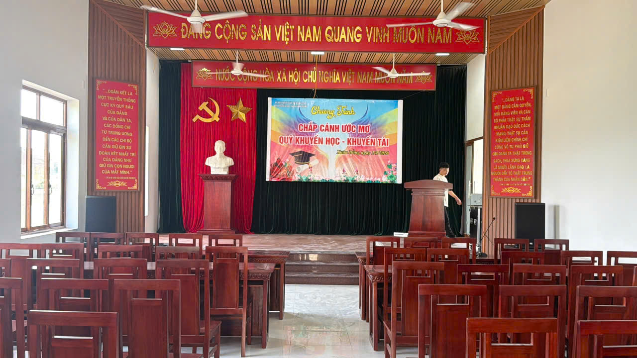 Loa sub được đặt đều 2 bên đảm âm thanh mạnh mẽ cho cả phòng
