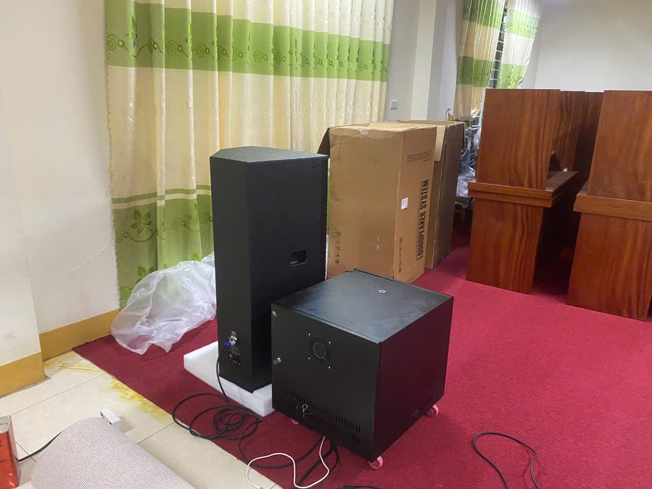 Hai loa full đôi được đặt ở 2 bên