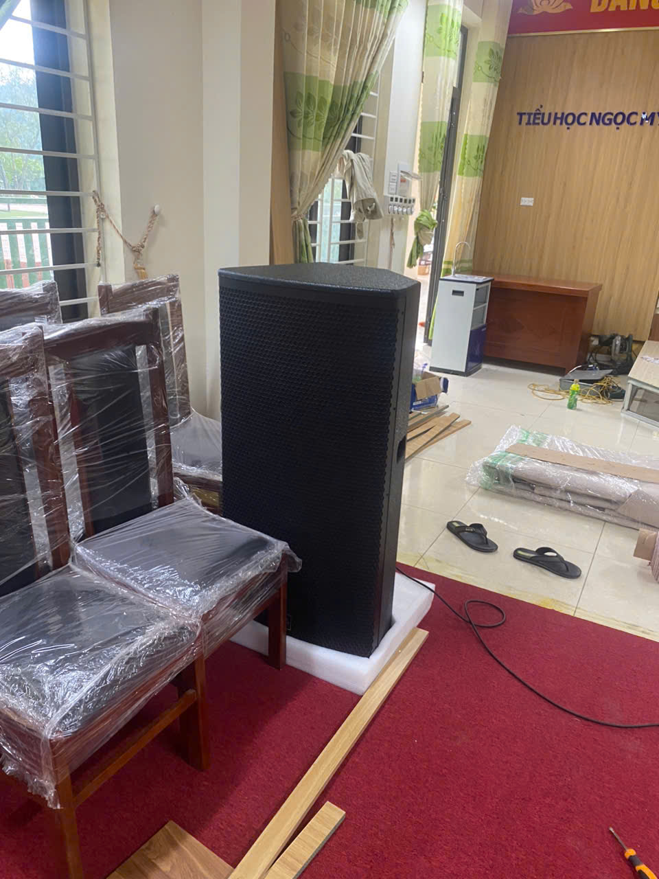 Hai loa full đôi chia đều 2 bên sân khấu
