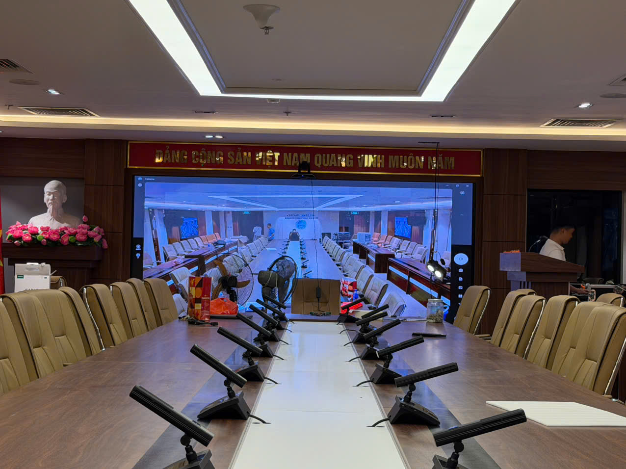 Sử dụng micro đa hướng cho phòng họp kết hợp họp trực tuyến