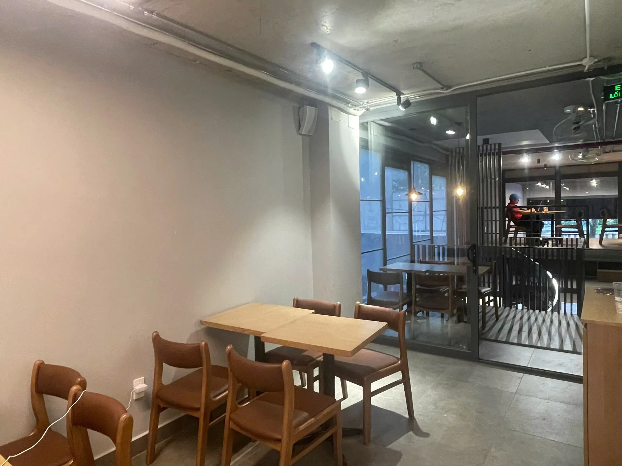 sử dụng loa treo tường cho không quán Cafe